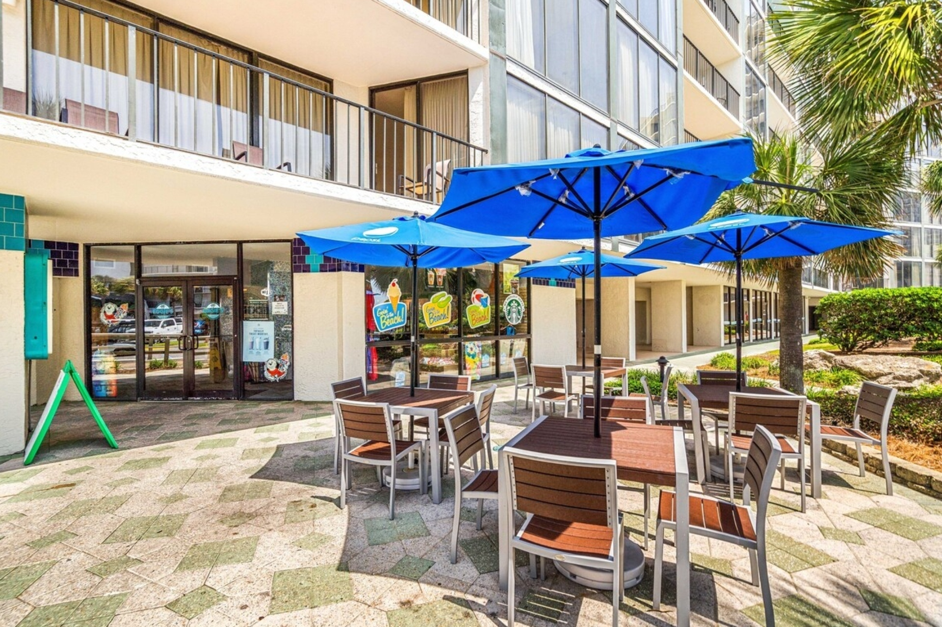 Edgie’s Market: poolside convenience